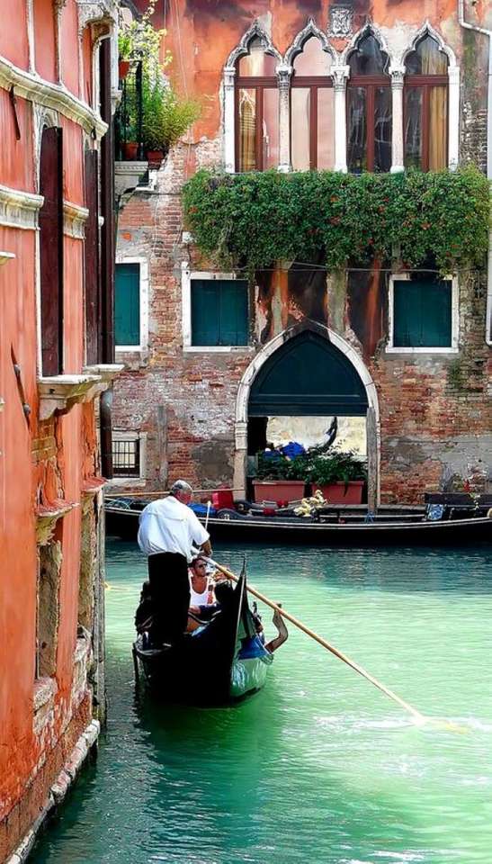 Przejażdżka gondolą po bocznym kanale Wenecji puzzle online