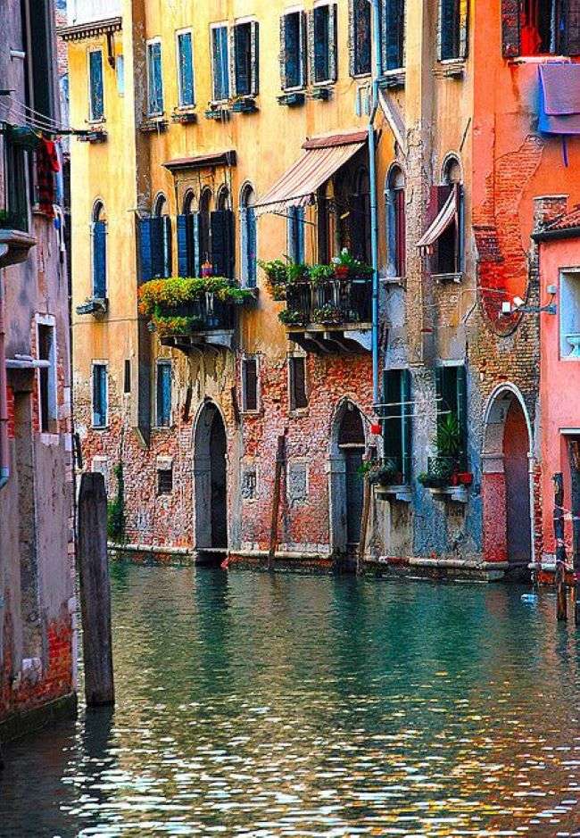 Boczny kanał Wenecji Kolorowe domy puzzle online