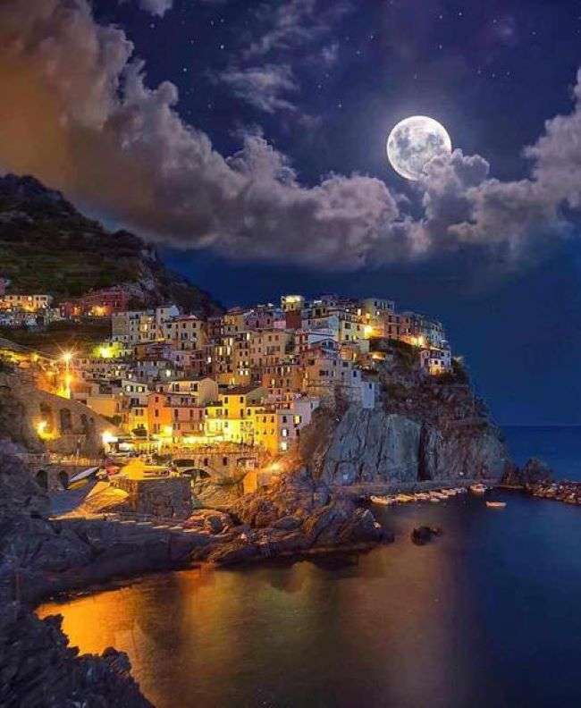 Manarola Liguria przy pełni księżyca we Włoszech puzzle online