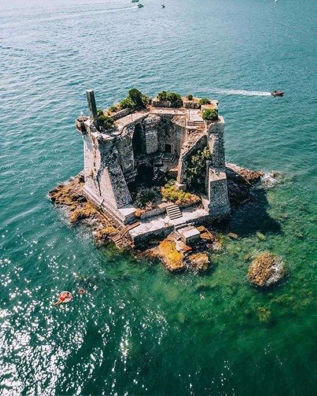 Mini sziget Liguria partjainál, Olaszország kirakós