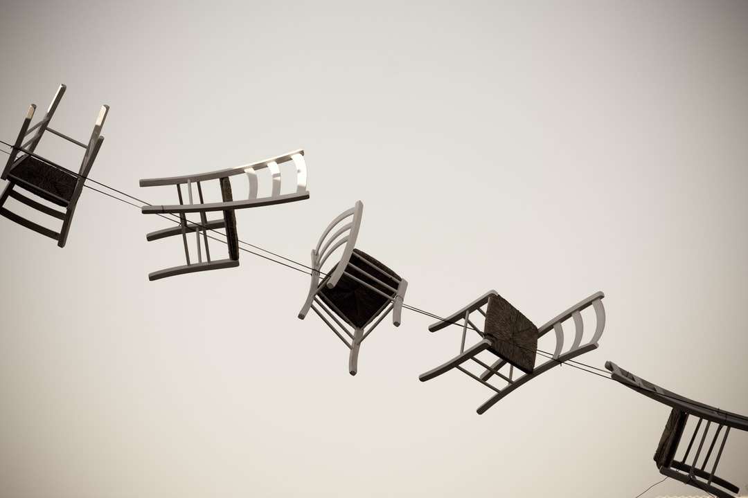 pięć brązowych drewnianych krzeseł puzzle online
