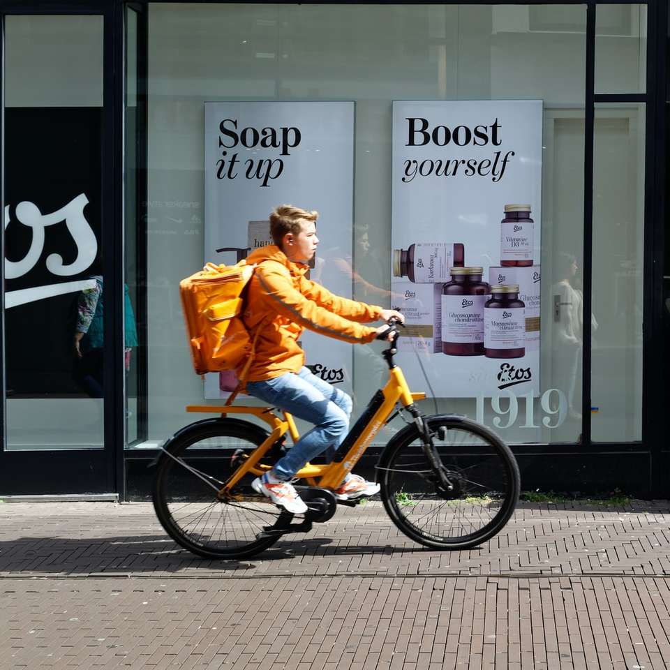 człowiek w pomarańczowej kurtce, jazda na rowerze w ciągu dnia puzzle online