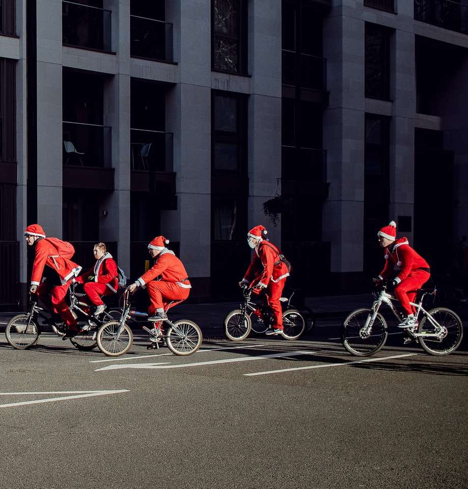 grupa ludzi noszących kostium Świętego Mikołaja, jazda na rowerach puzzle online