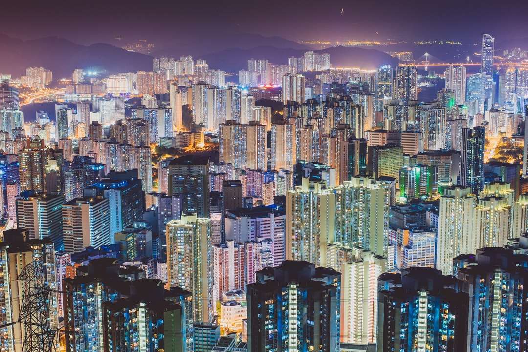 Fotografía aérea del paisaje de las ciudades durante la noche. rompecabezas