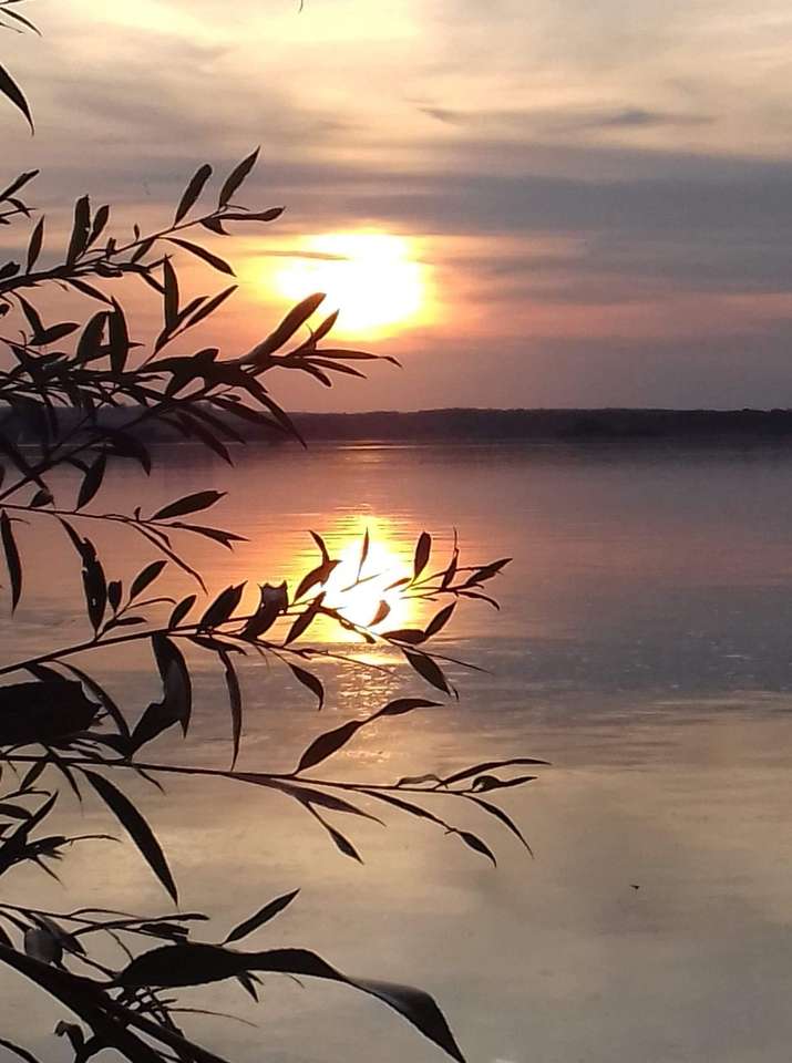Zachód słońca nad jeziorem puzzle online