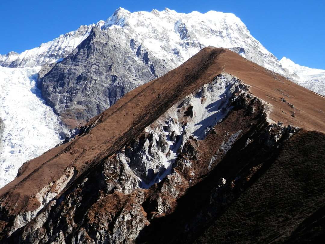 góra pokryta śniegiem puzzle online
