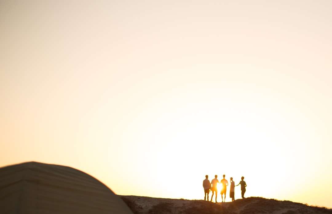 pięciu mężczyzn stojących na klifie puzzle online