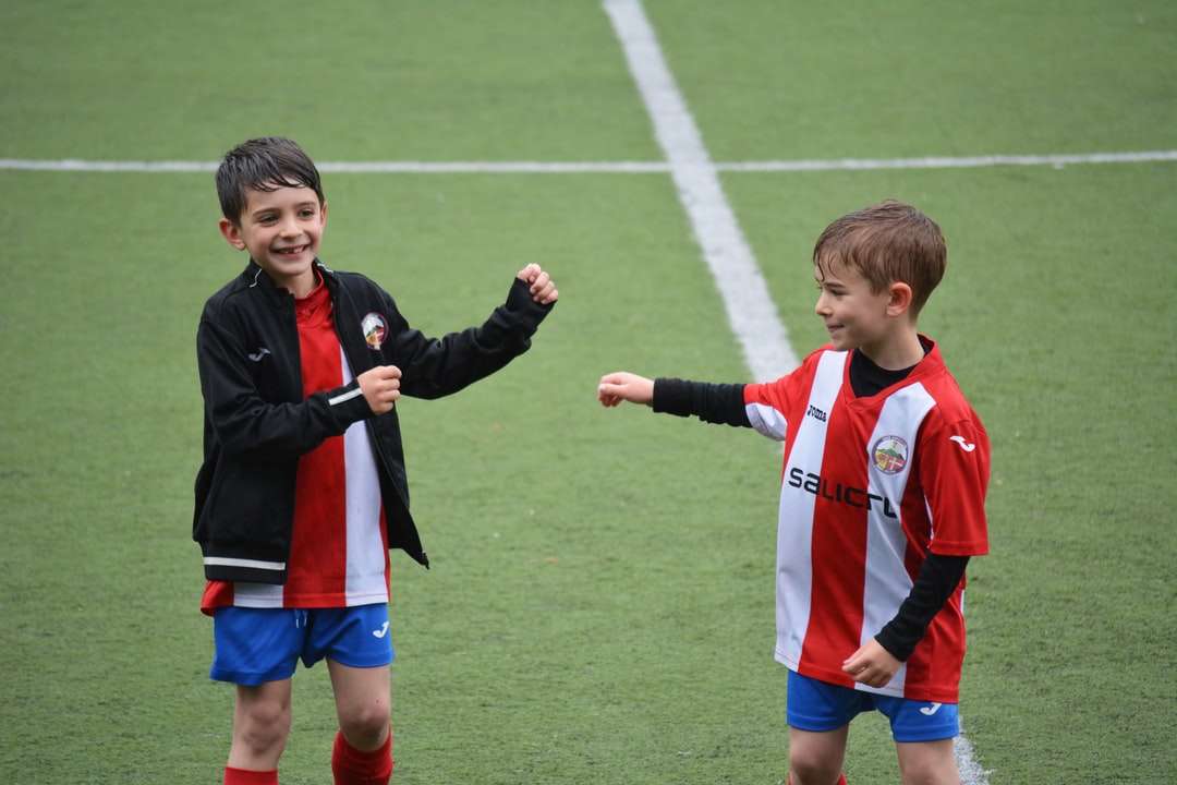 dwóch chłopców na boisku do piłki nożnej puzzle online