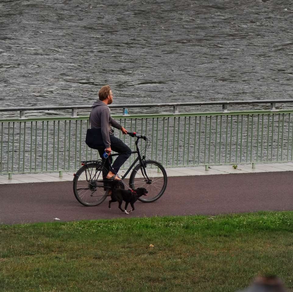 mężczyzna w brązowej kurtce, jazda na czarnym rowerze puzzle online