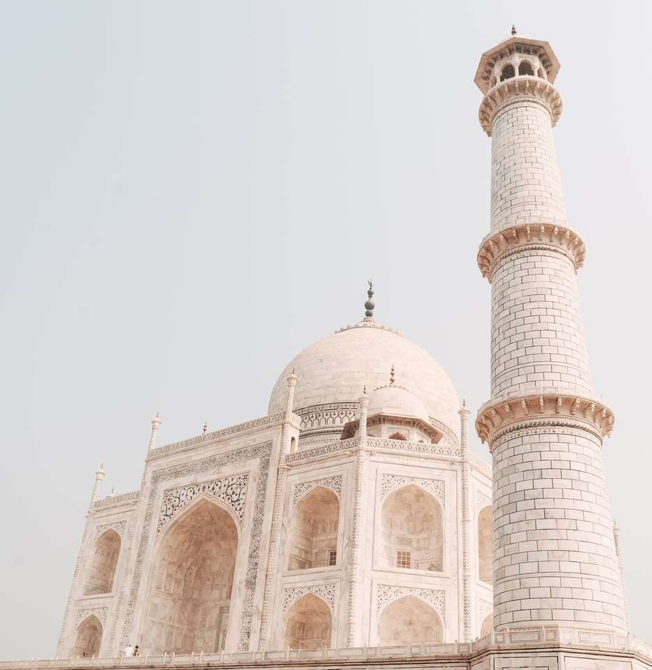Minaret Taj Mahal, Agra w Indiach puzzle online