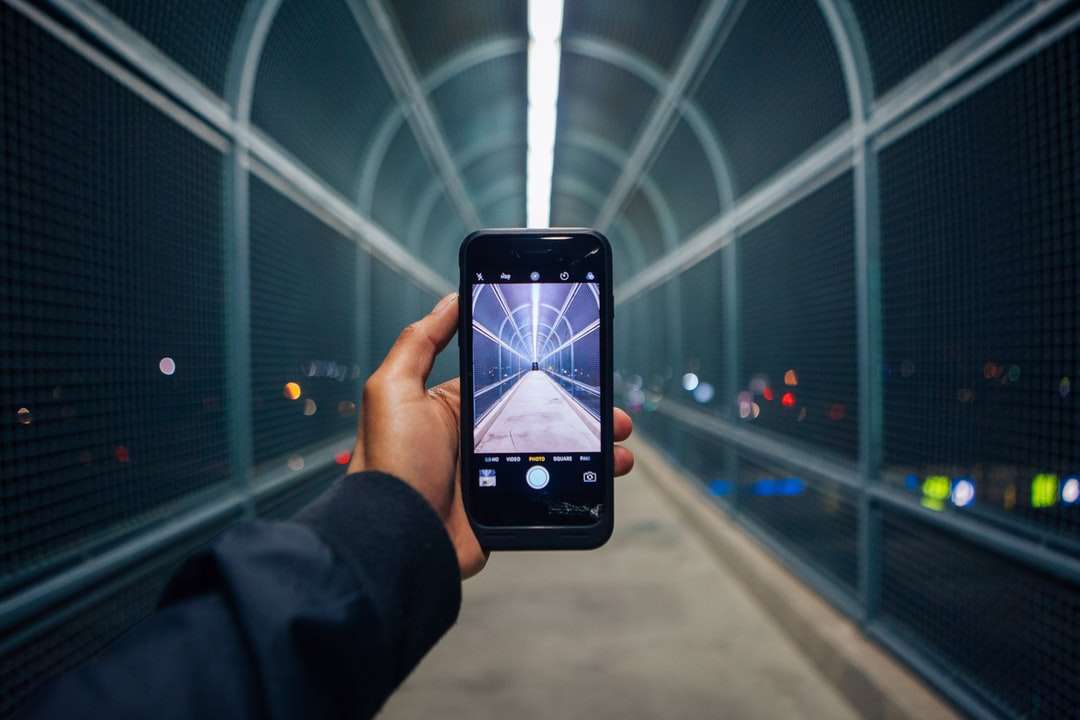 osoba trzymająca telefon pokazujący pusty tunel puzzle online