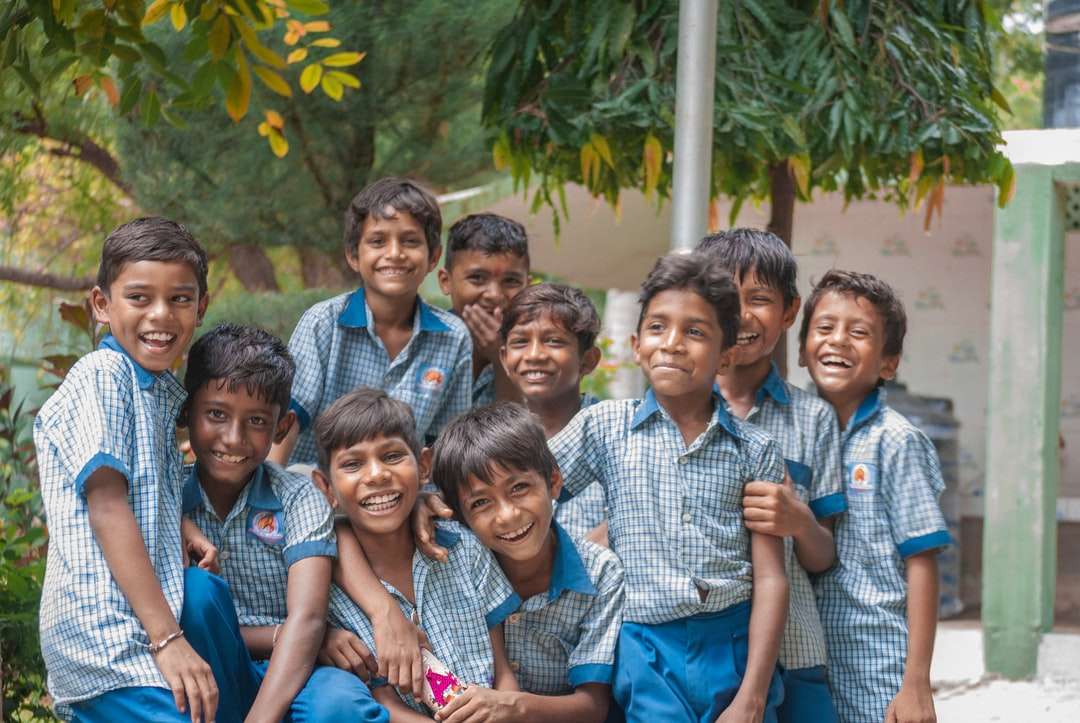 grupa chłopców ubranych w niebieskie mundurki szkolne zdjęcie puzzle online