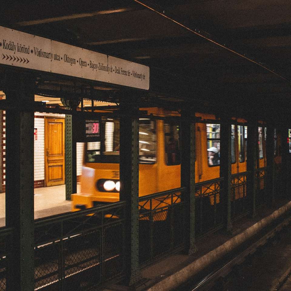 fotografia poklatkowa przejeżdżającego żółtego pociągu puzzle online