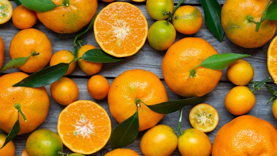 pomarańczowe owoce na szarej drewnianej powierzchni puzzle online