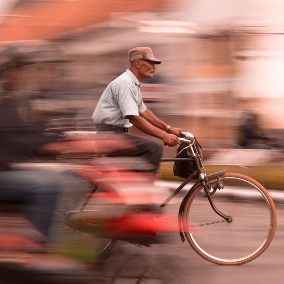 mężczyzna jedzie na czarnym rowerze podmiejskim puzzle online