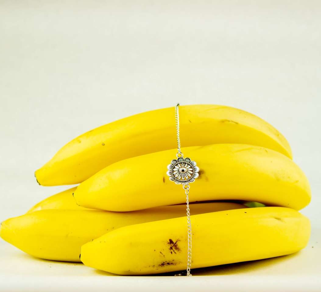 żółty owoc banana na białej powierzchni puzzle online