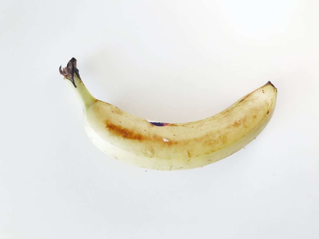 żółty banan na białym stole puzzle online