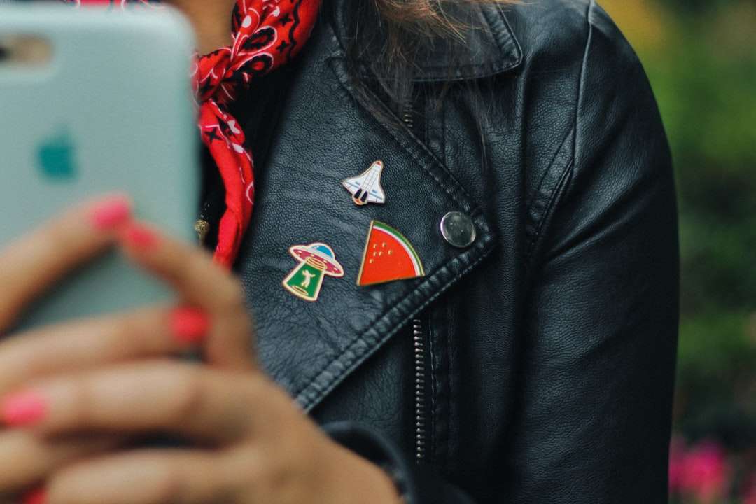 osoba ubrana w czarną skórzaną kurtkę trzymając telefon komórkowy puzzle online