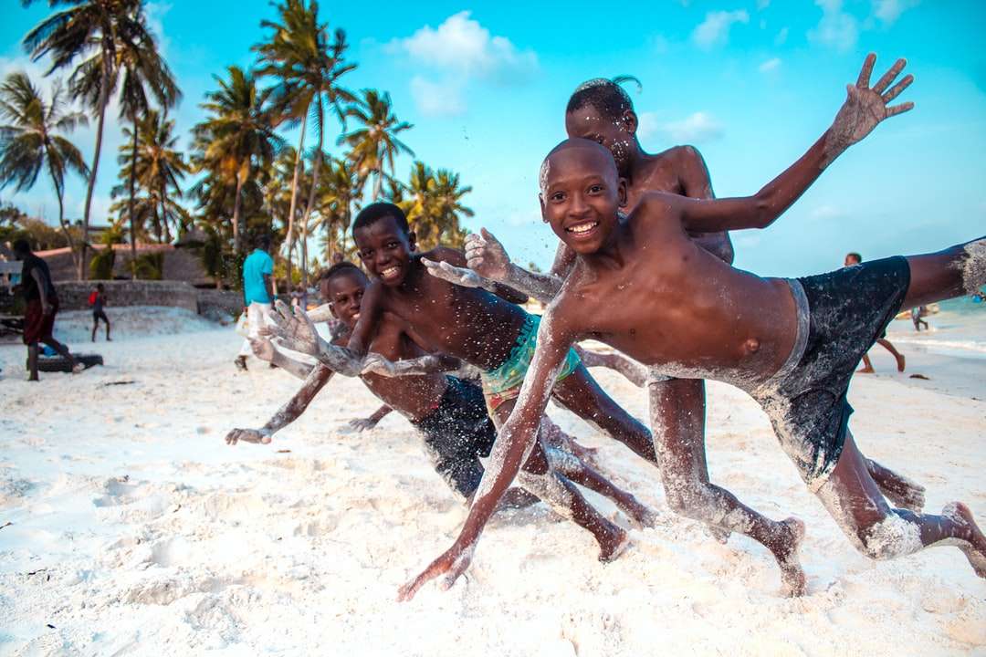 topless chłopców na plaży puzzle online