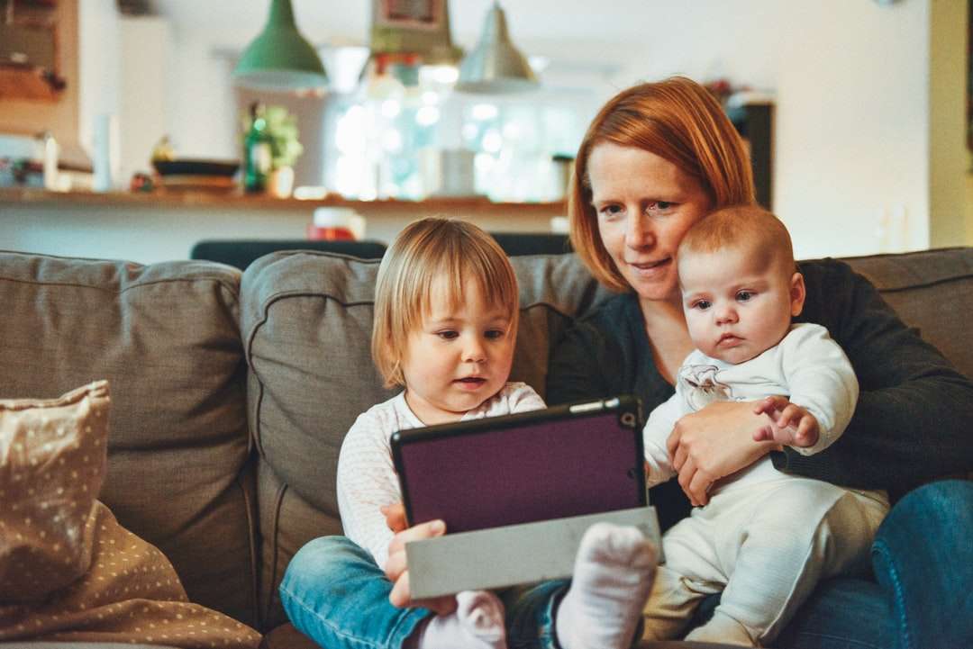 dwoje dzieci i kobieta siedzi na kanapie puzzle online