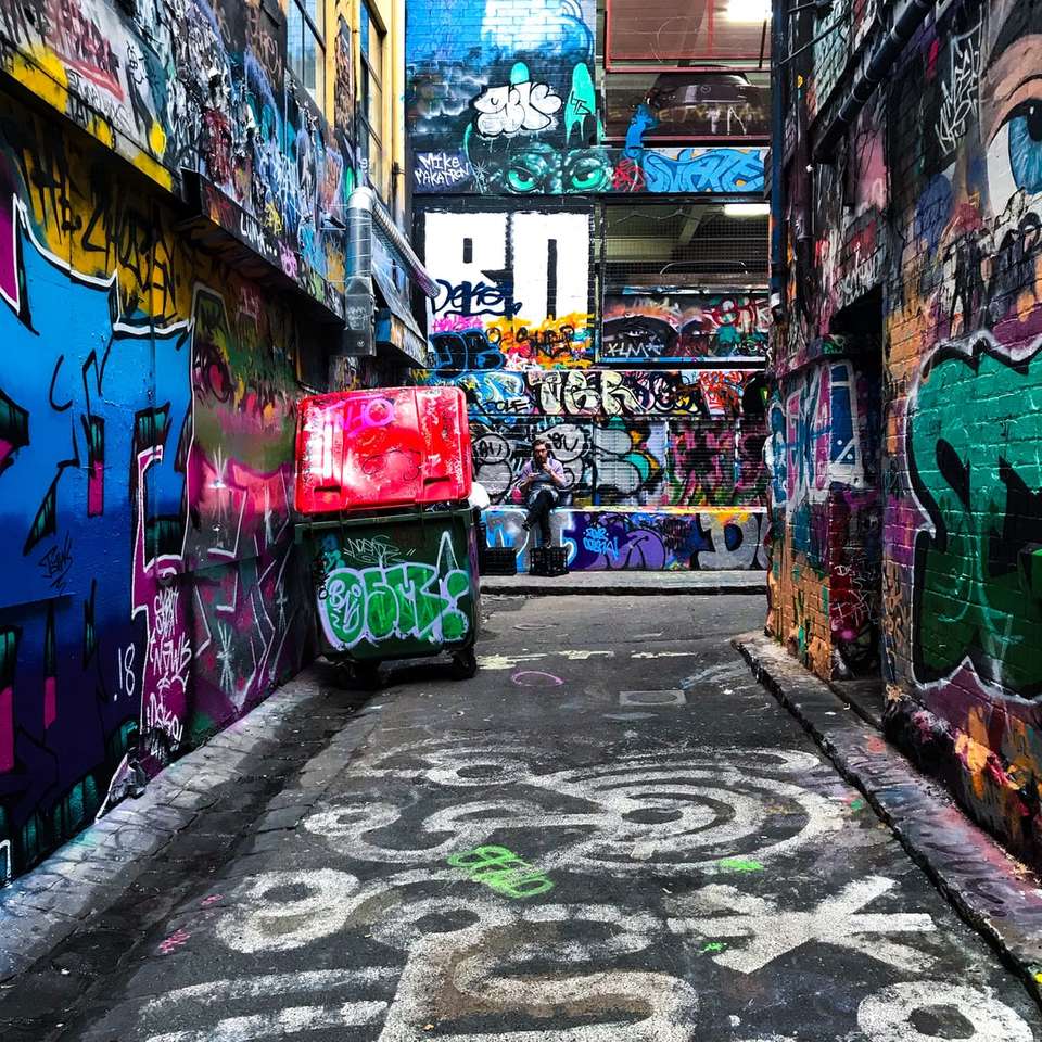 pusta ścieżka między ścianami z zapaleniem graffiti puzzle online