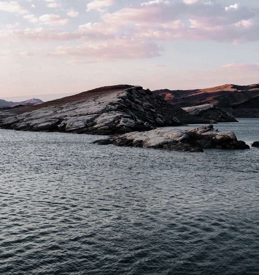brązowe i czarne góry nad zbiornikiem wodnym puzzle online