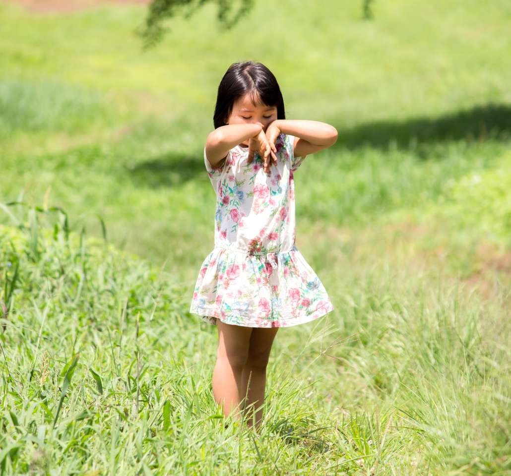 dziewczyna w białej, różowej i zielonej sukience w kwiaty puzzle online