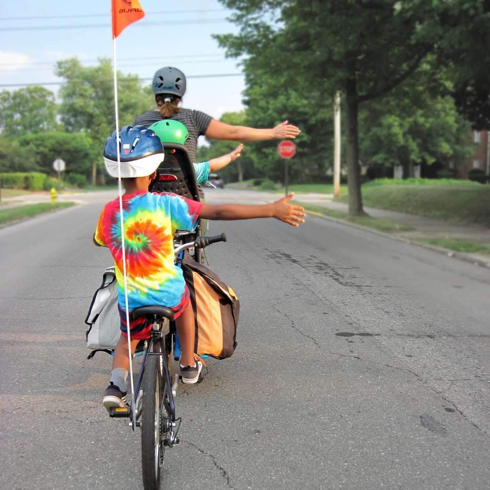 kobieta w niebieskiej i czerwonej sukni, jazda na rowerze na drodze puzzle online