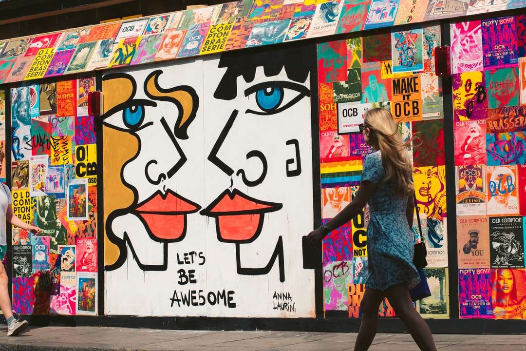kobieta spaceru przechodzi graffiti puzzle online