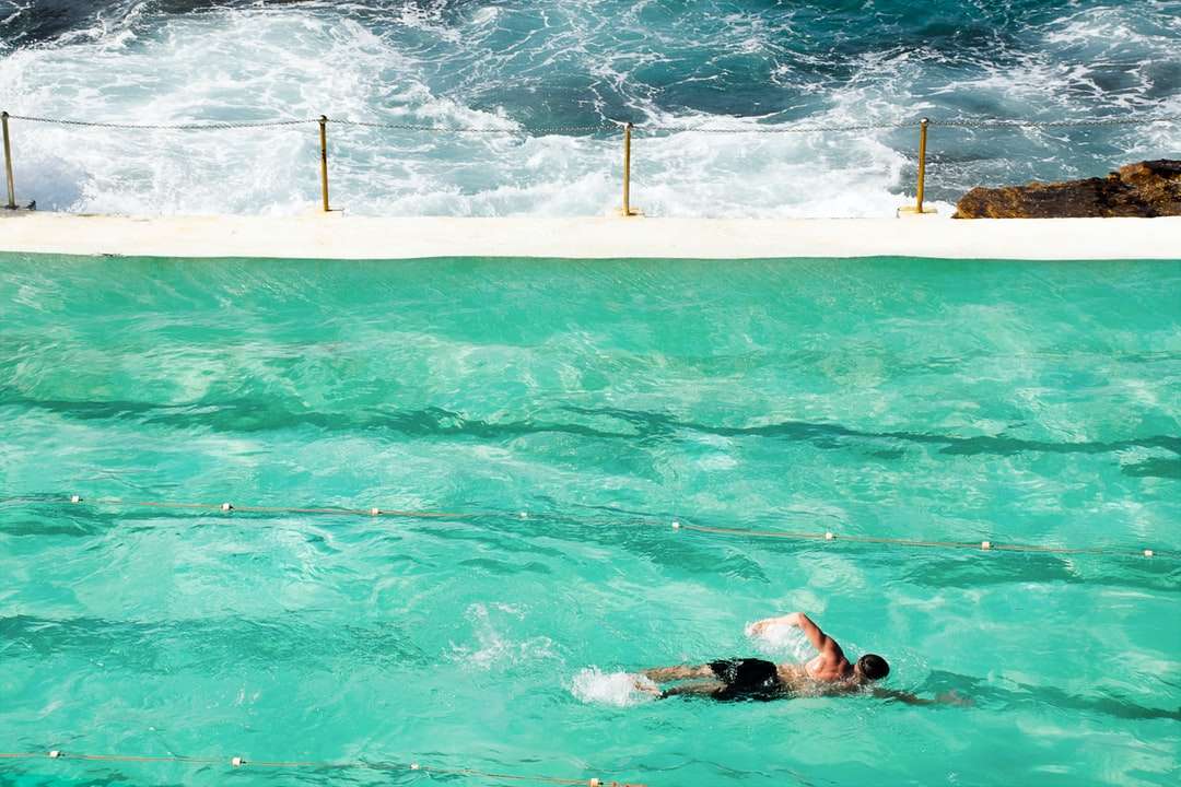 osoba pływająca na basenie w ciągu dnia puzzle online