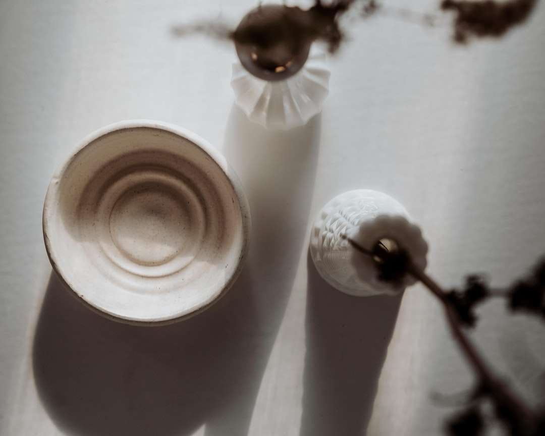 biały wazon ceramiczny z białym kwiatem puzzle online