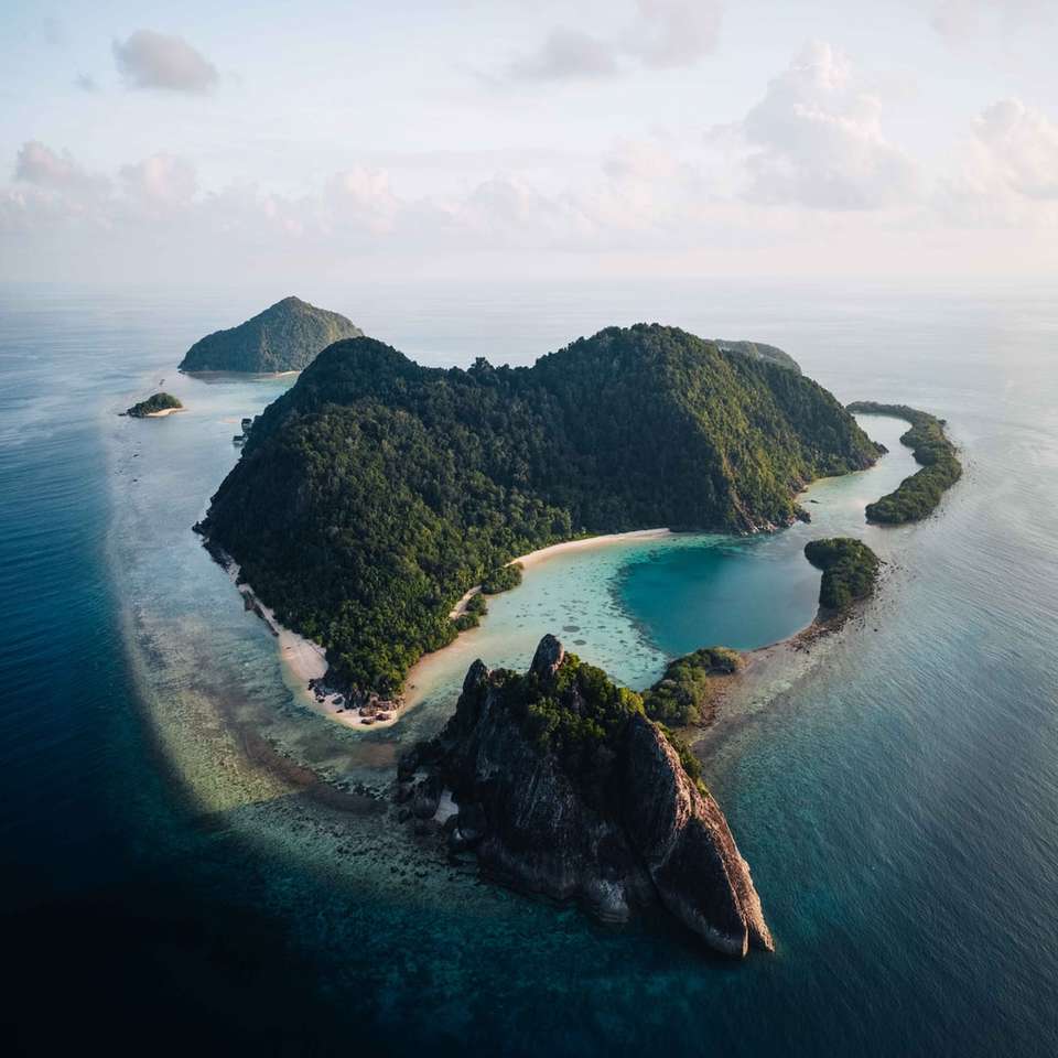 zielona wyspa na środku oceanu puzzle online