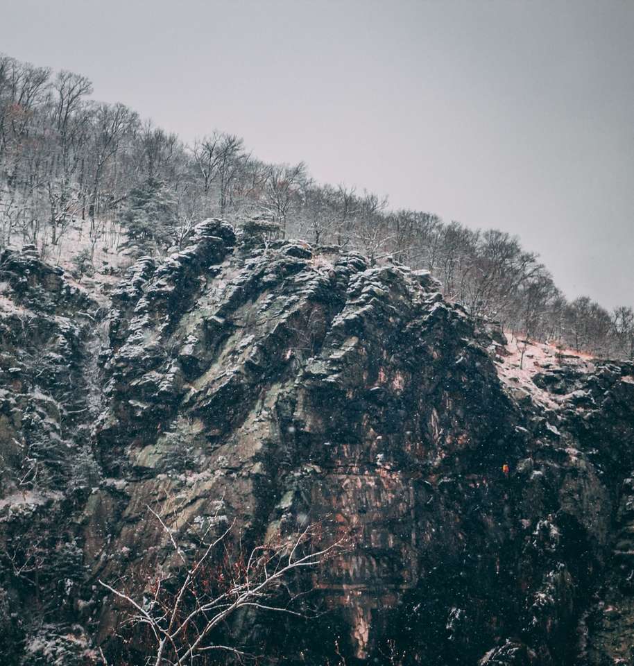 zdjęcia gór skalnych w słabym świetle puzzle online