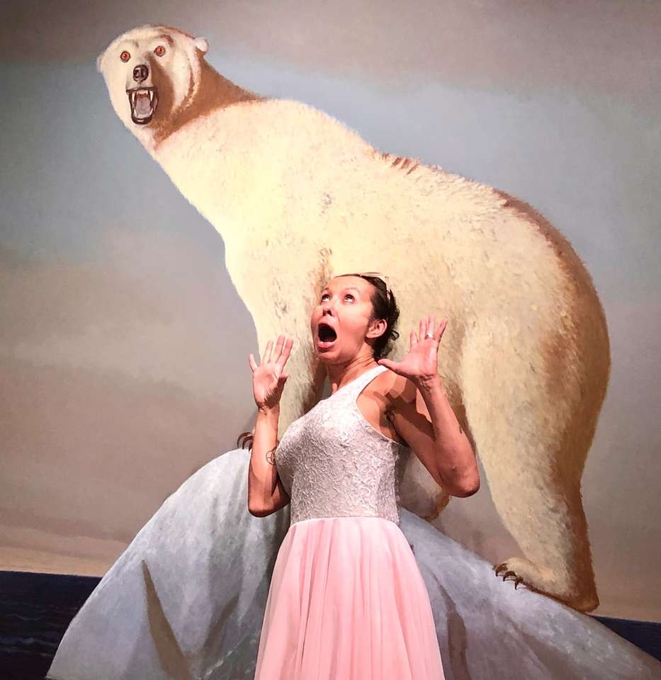 kobieta stojąca w pobliżu obrazu niedźwiedzia polarnego puzzle online