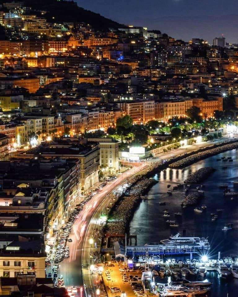 promenada wieczorem Neapol Włochy puzzle online