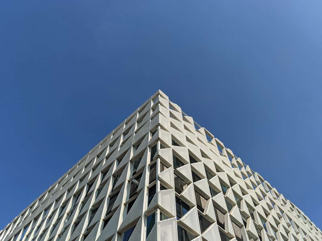 biały betonowy budynek pod błękitnym niebem w ciągu dnia puzzle online