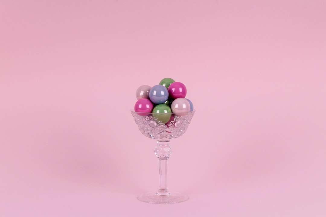 fioletowe i zielone balony na misce z przezroczystego szkła puzzle online