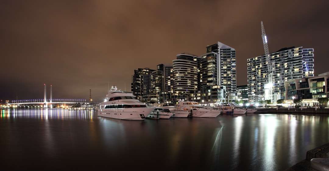 biało-czarna łódź na doku w porze nocnej puzzle online