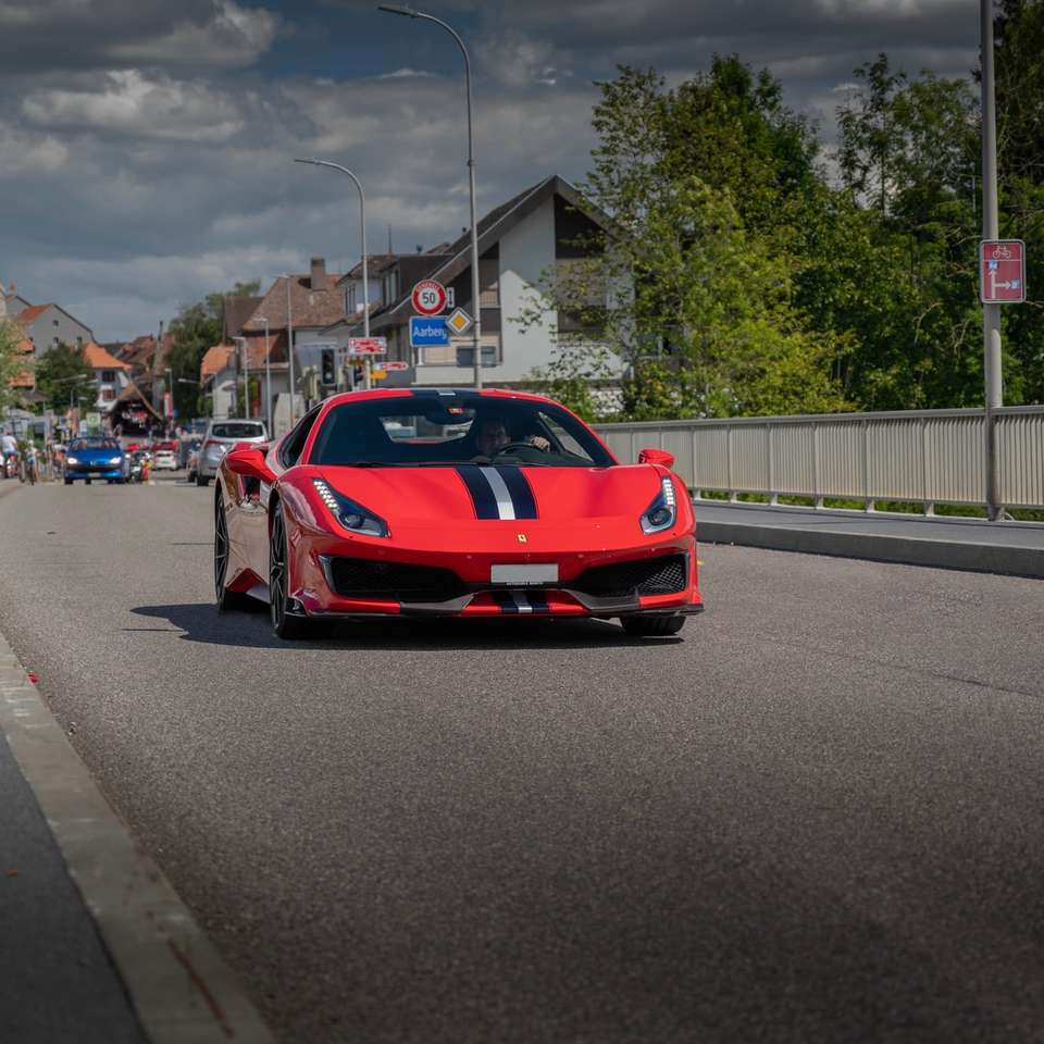 czerwony samochód na drodze w ciągu dnia puzzle online