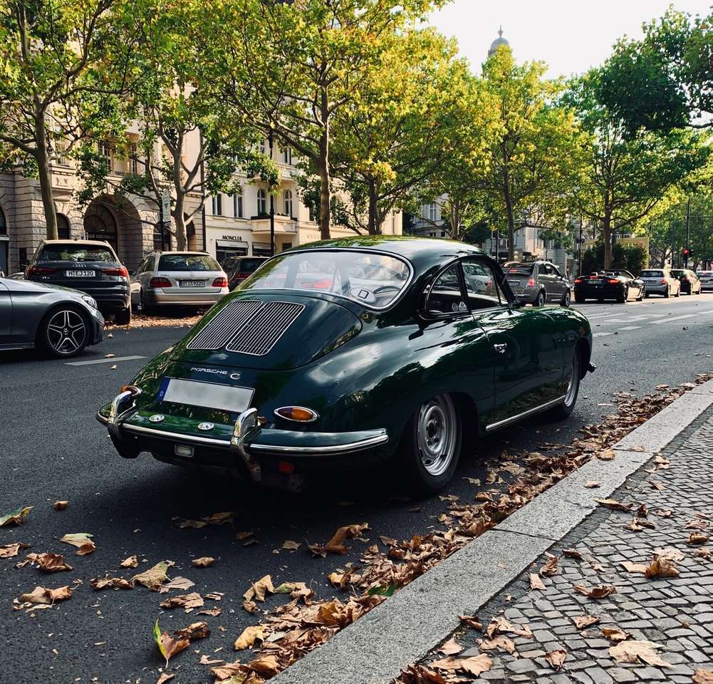 zielone porsche 911 zaparkowane na chodniku w ciągu dnia puzzle online