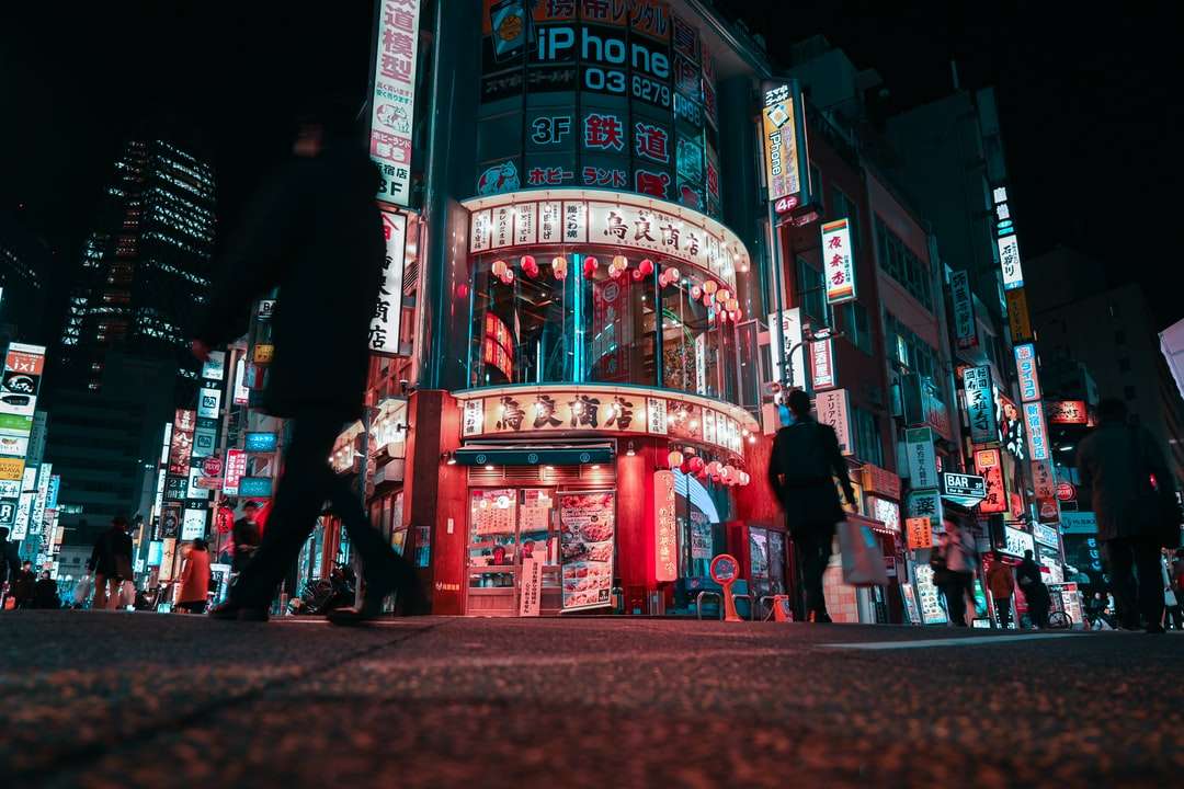 ludzie spacerujący po ulicy w porze nocnej puzzle online