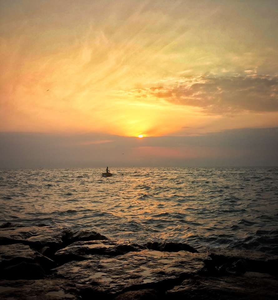 ludzie na plaży podczas zachodu słońca puzzle online