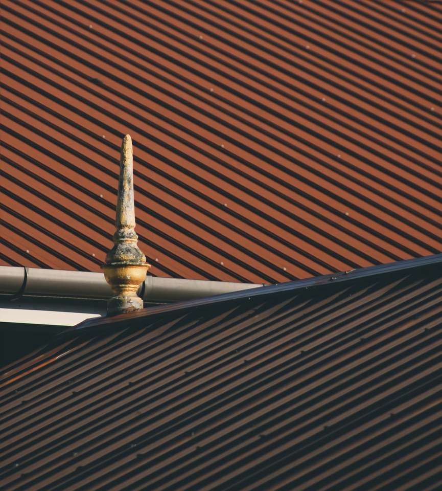brązowy dach z biało-złotą wieżą puzzle online