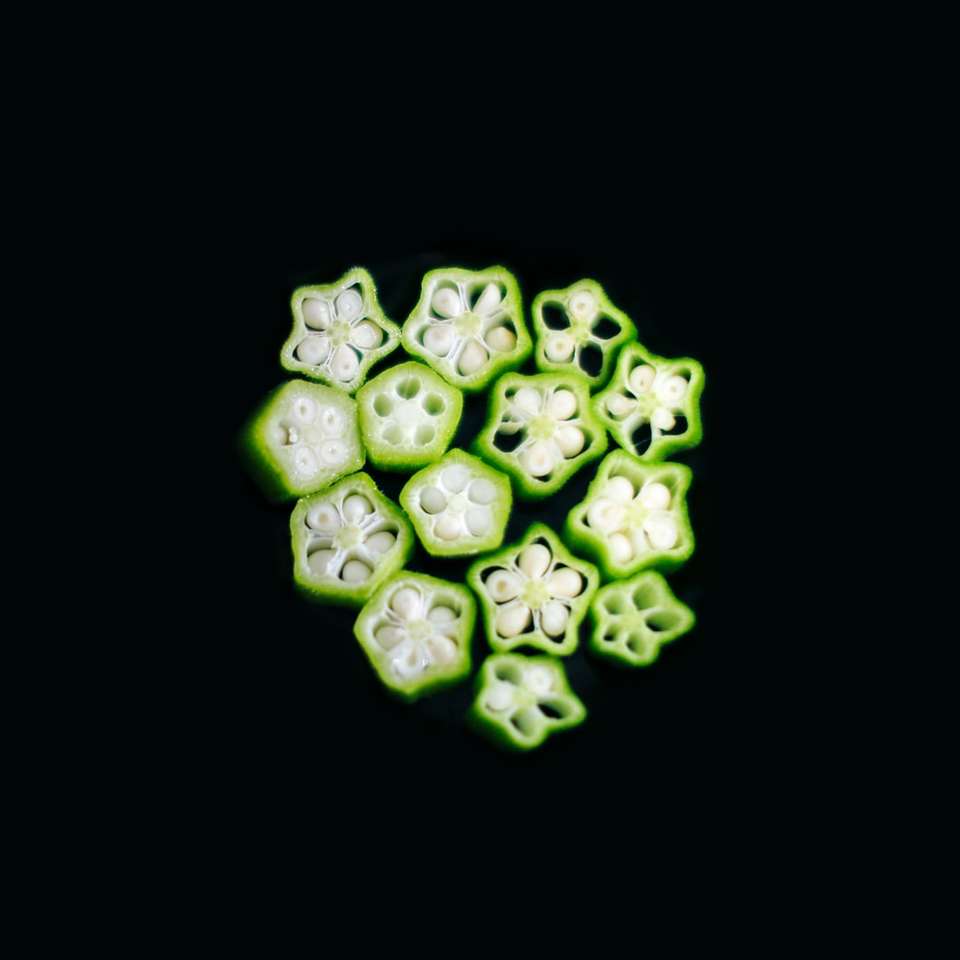 zielone okrągłe owoce na białym tle puzzle online
