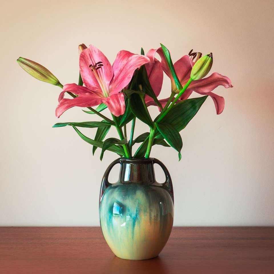 fioletowe kwiaty w niebieskim szklanym wazonie puzzle online