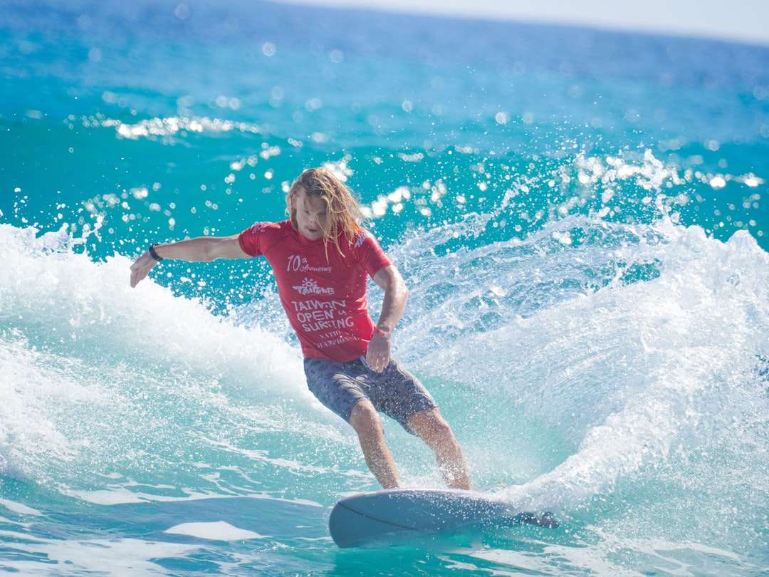 dziewczyna w czerwony podkoszulek i niebieskie spodenki surfing na wodzie puzzle online