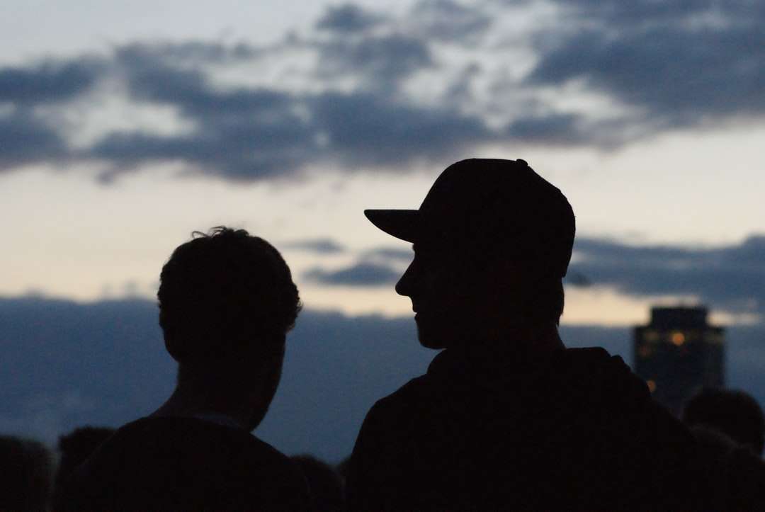 sylwetka człowieka w kapeluszu kowbojskim podczas zachodu słońca puzzle online