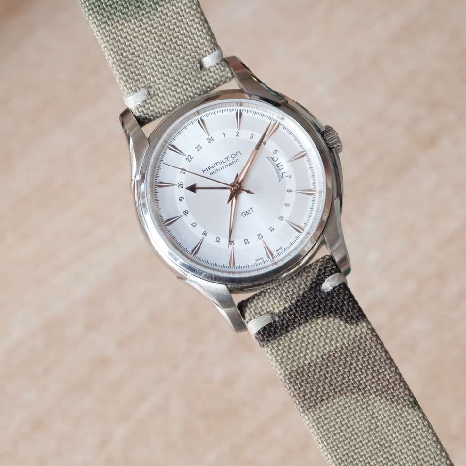 srebrno-biały zegarek analogowy na 10 10 puzzle online