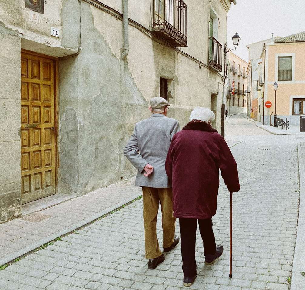 mężczyzna i kobieta chodzenie w pobliżu zamkniętych drzwi drewnianych puzzle online
