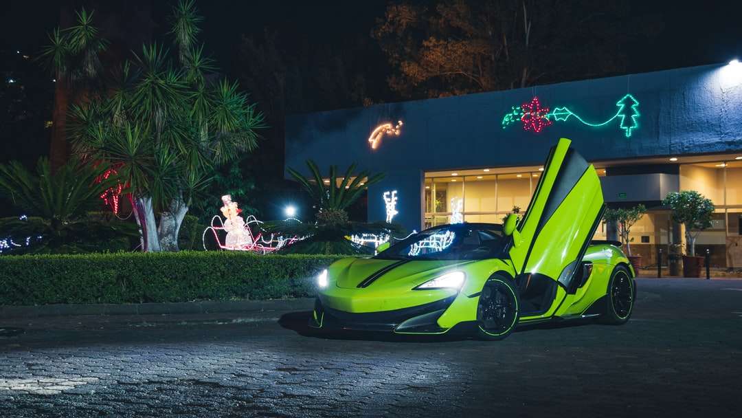 zielony i czarny samochód sportowy na drodze w nocy puzzle online